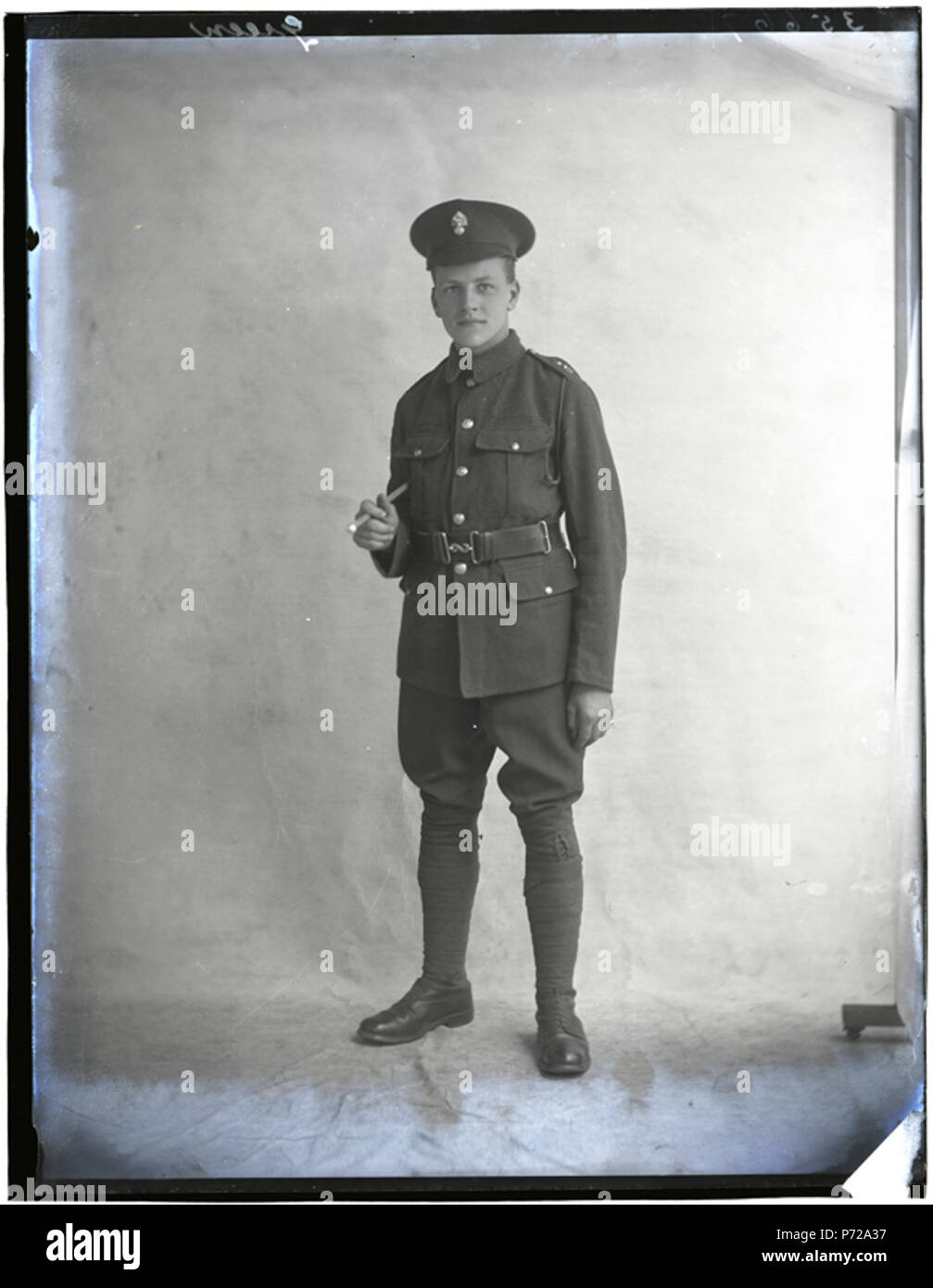 Inglese: Non vi è stata alcuna busta con questa piastra così abbiamo solo il soldato cognome (verdi) come scritto sulla piastra. Il suo cap badge indica che egli era in Onorevole Compagnia di Artiglieria. Questo supporto upload Data: 19 Febbraio 2015 16:10:27 opera originale prima di 1944 13 DKW verde 35667 L (16580340311) Foto Stock