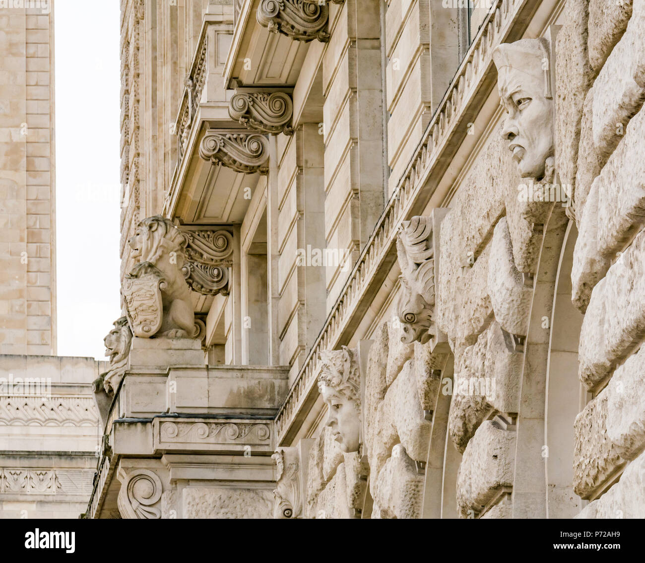 Bizzarre facce di pietra al di sopra di windows nel Rinascimento italiano revival greco architettura stile Cunard Building, Liverpool, in Inghilterra, Regno Unito Foto Stock