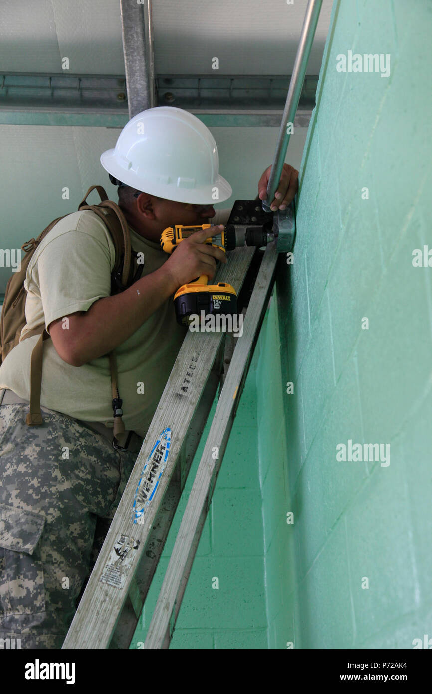 Stati Uniti Pfc dell'esercito. Jesse Hurado, con l'Ingegnere 485th azienda con sede fuori di Arlington Heights, Illinois, attribuisce un condotto ad una scatola di giunzione durante la costruzione di una nuova clinica durante oltre l'orizzonte 2017, all'Ladyville Belize sito in costruzione, 11 maggio 2017. BTH 2017 è un U.S. Comando sud-sponsorizzato, esercito sud-led esercizio progettata per fornire aiuti umanitari e i servizi di ingegneria per le comunità nel bisogno, dimostrando il supporto degli Stati Uniti per il Belize. Foto Stock