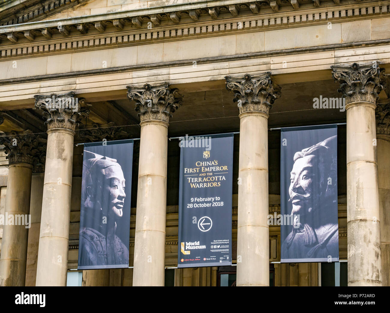 Colonne corinzie portico con striscioni per Guerrieri di Terracotta mostra, Walker Art Gallery di Liverpool, in Inghilterra, Regno Unito Foto Stock