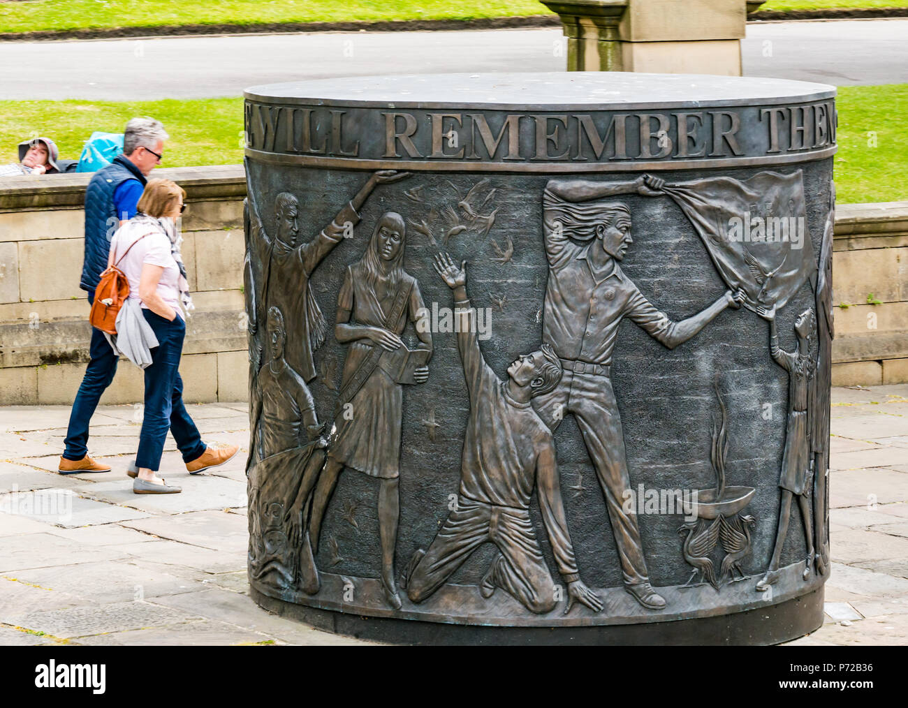 Persone che camminano accanto all'Hillsborough Monument Memorial di Tom Murphy, St John's Gardens, Liverpool, Inghilterra, Regno Unito Foto Stock