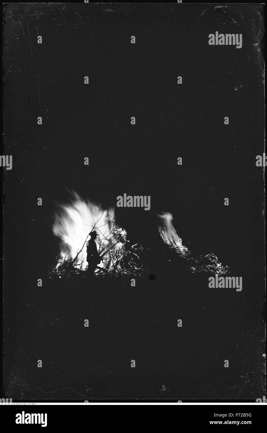 66 Narcyz Witczak-Witaczyński - Płonące ogniska podczas uroczystości wojskowych (107-982-2) Foto Stock