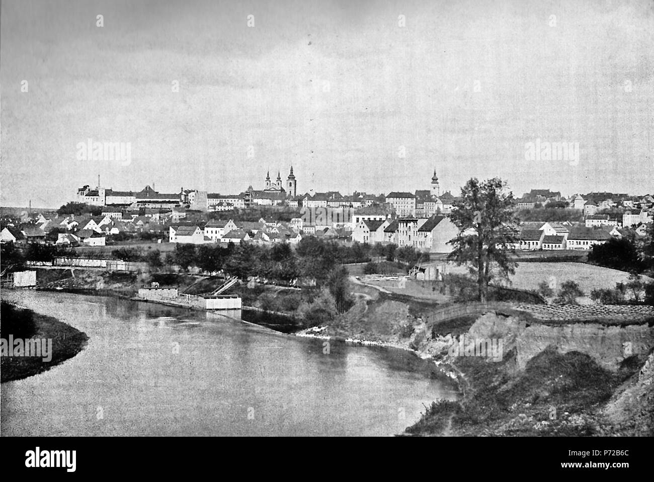 Deutsch: Blick über die Eger auf Saaz mit Flußbadeanstalt und Zerstörungen am Egerufer durch Hochwasser . 3 Agosto 2015 56 Saaz-Blick2 Foto Stock