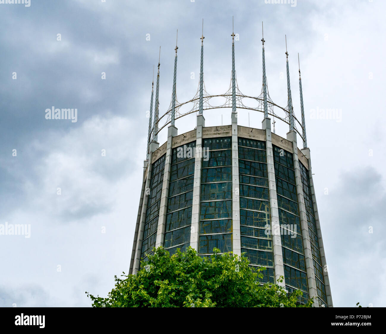 Vetro modernista guglia, Cattedrale metropolitana da Federico Gibberd, Liverpool, England, Regno Unito Foto Stock