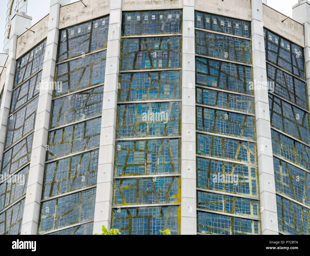Vista ravvicinata della guglia di vetro modernista, la Cattedrale Metropolitana di Frederick Gibberd, Liverpool, Inghilterra, Regno Unito Foto Stock