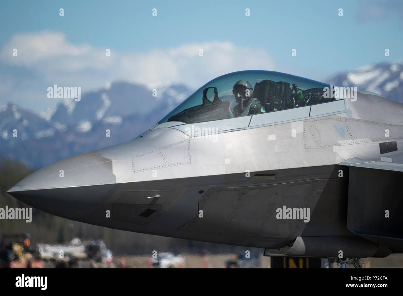 Un U.S. Air Force F-22 Raptor pilota, assegnato alla terza ala, taxi il suo aereo durante l'esercizio bordo settentrionale 2017 a base comune Elmendorf-Richardson, Alaska, 11 maggio 2017. Con i partecipanti e le risorse da parte degli Stati Uniti Air Force, esercito, Marine Corps, la marina e la guardia costiera, bordo settentrionale è l'Alaska premier joint-esercizio progettato per mettere in pratica le operazioni e migliorare l'interoperabilità tra i servizi. Foto Stock