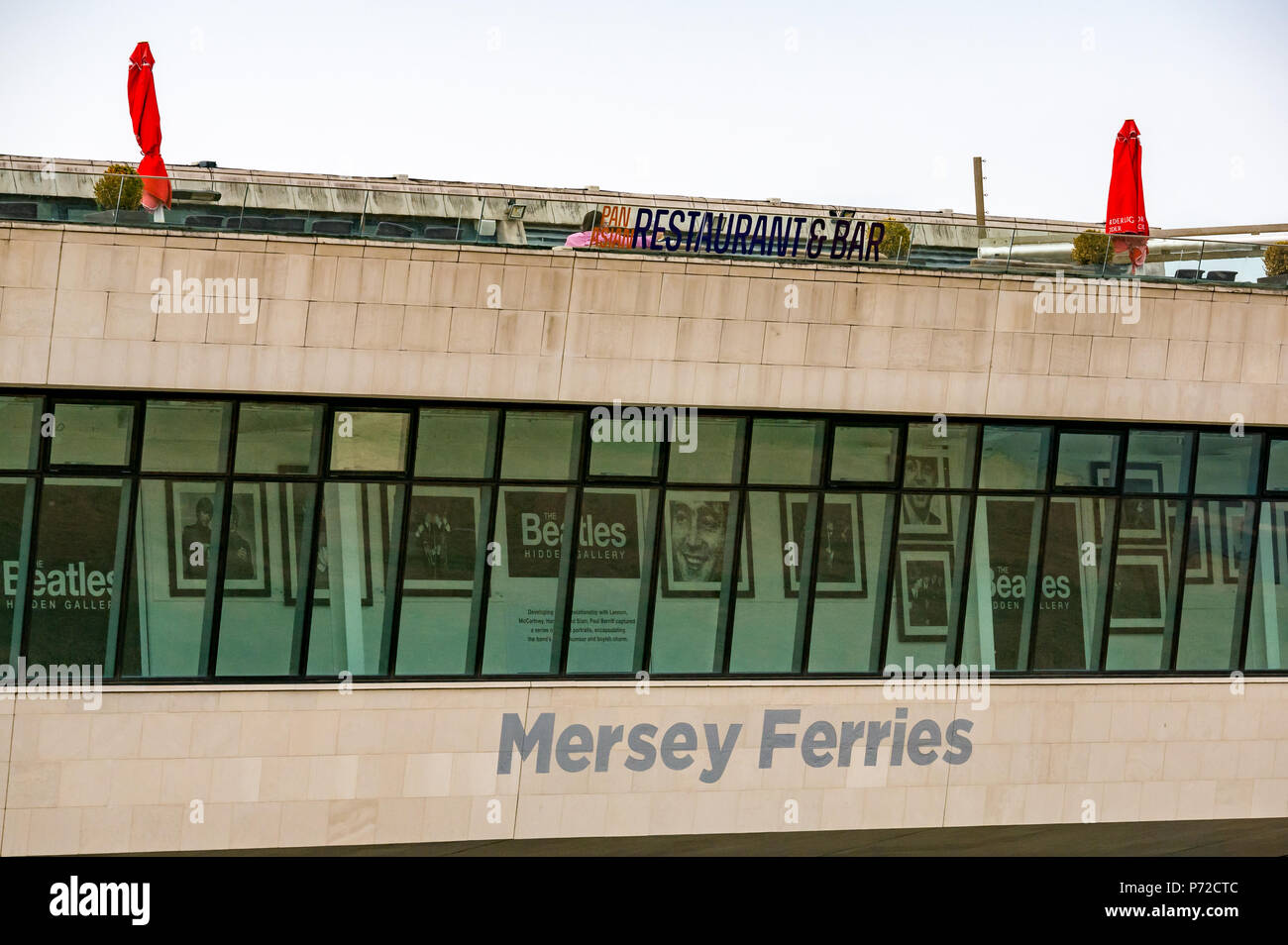 Primo piano, vista del terminal dei traghetti sul fiume Mersey con caffetteria sul tetto, Pier Head, Liverpool, Inghilterra, Regno Unito Foto Stock