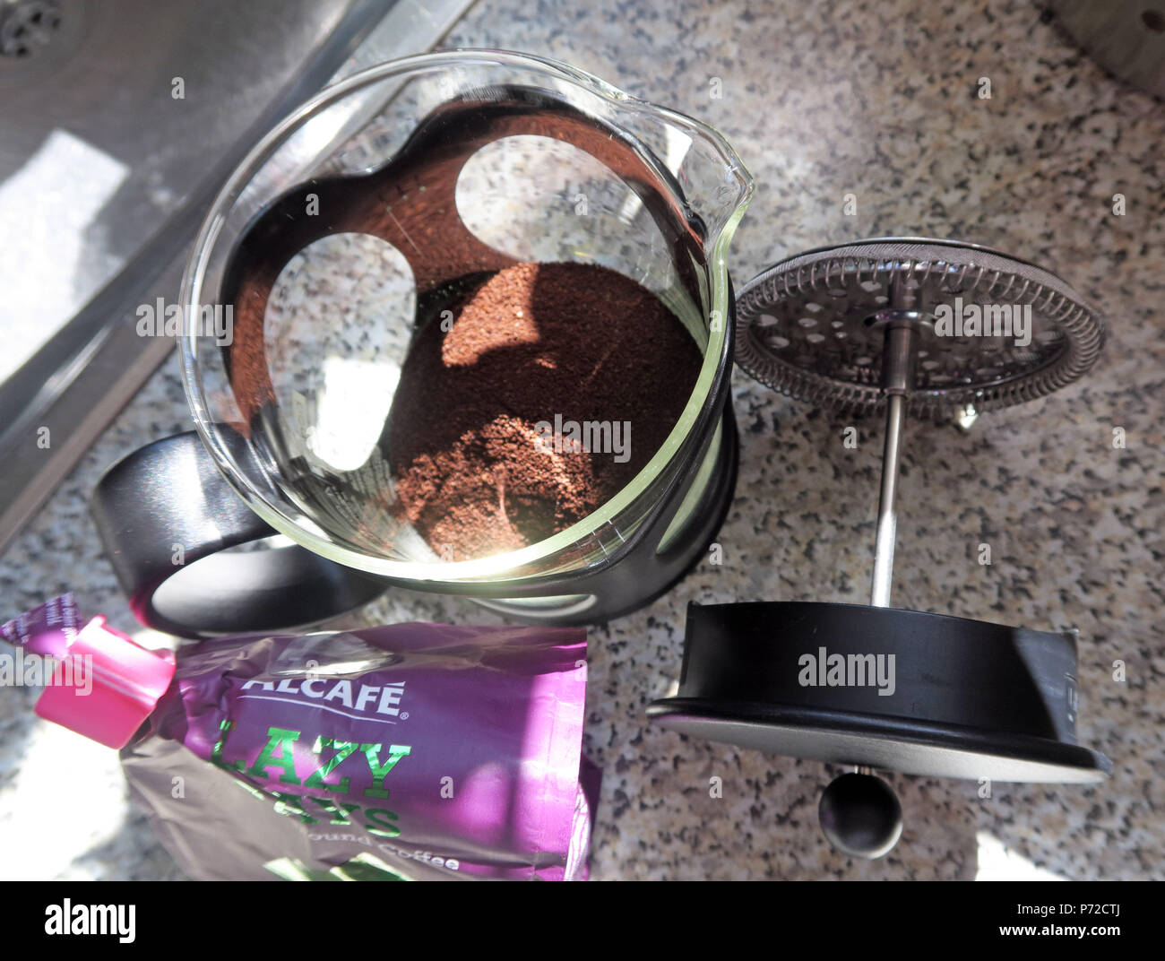 La preparazione di caffè, utilizzando un cafetiere in casa, caffè cafetiere Foto Stock