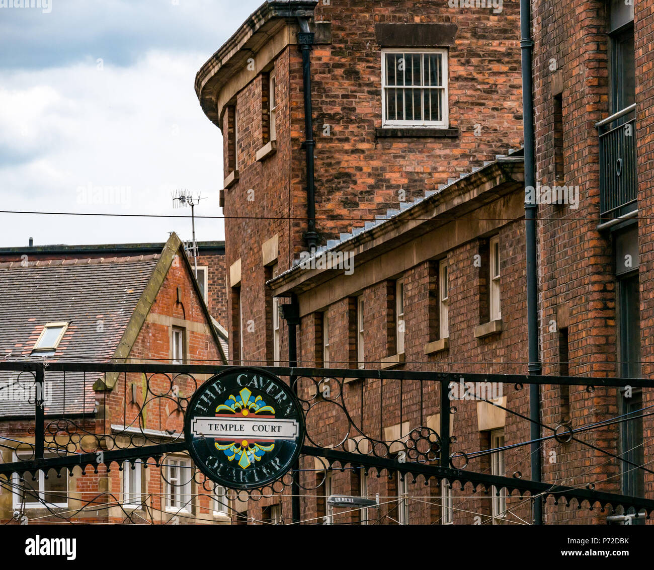 Tettuccio di ferro battuto Temple Court street segno, Cavern Quarter con mattoni rossi edifici, Liverpool, in Inghilterra, Regno Unito Foto Stock