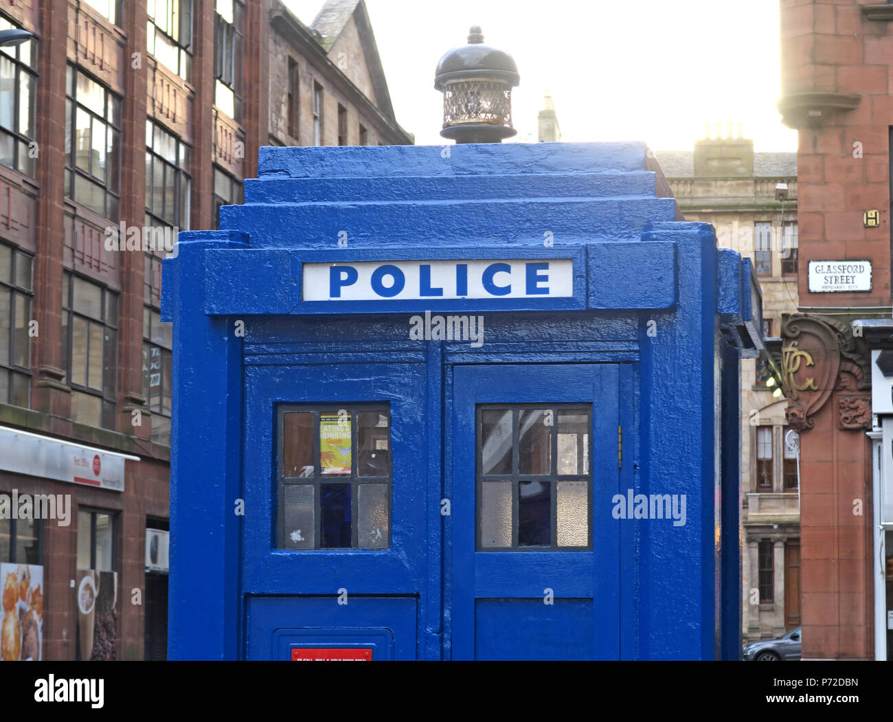Blue box di polizia, Dr Who TARDIS, Merchant City di Glasgow City Centre, Scotland, Regno Unito Foto Stock