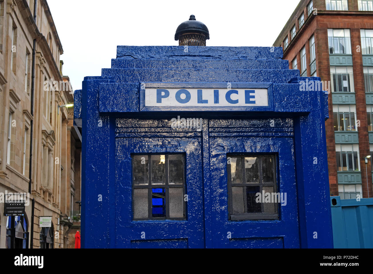 Blue box di polizia, Dr Who TARDIS, Merchant City di Glasgow City Centre, Scotland, Regno Unito Foto Stock