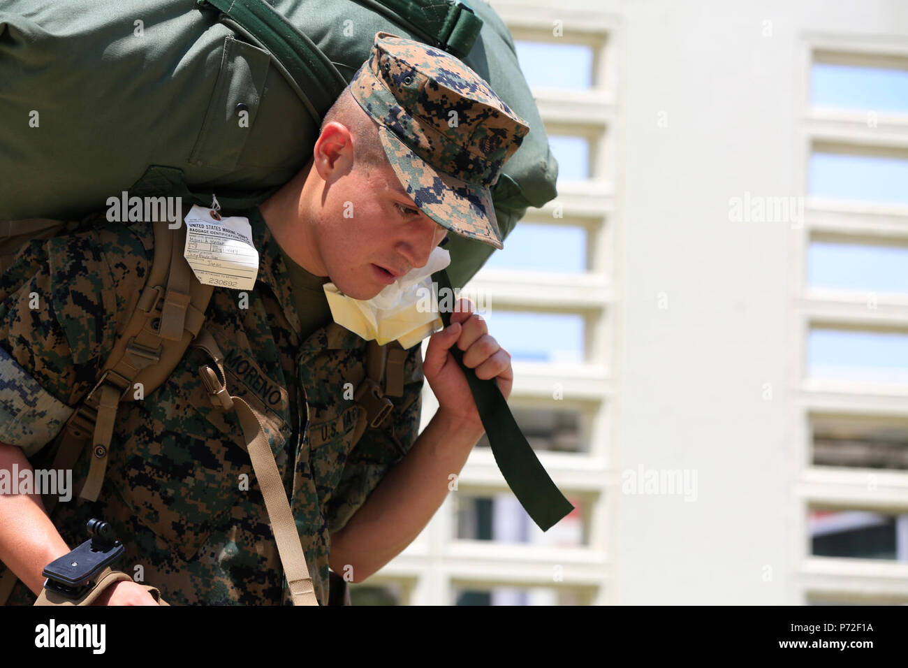 Lancia Cpl. Miguel Moreno, un rifleman con Lima Company, Battaglione Team di atterraggio 3° Battaglione, 5 Marines, 31 Marine Expeditionary Unit, porta un sacco di mare dopo arrivano a Camp Hansen, Okinawa, in Giappone, 11 maggio 2017. BLT 3/5 sostituito BLT 2/5 come terra elemento di combattimento del trentunesimo MEU. Come il Marine Corps' solo in continuo in avanti-dispiegato unità, il trentunesimo MEU aria-terra-team Logistics fornisce una forza flessibile, pronto per eseguire una vasta gamma di operazioni militari, da limited combat per l assistenza umanitaria, le operazioni in tutta la Indo-Asia-regione del Pacifico. Foto Stock