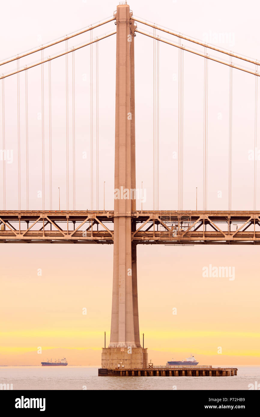 Dettaglio del San Francisco-Oakland Bay Bridge al tramonto, San Francisco, California, Stati Uniti d'America Foto Stock