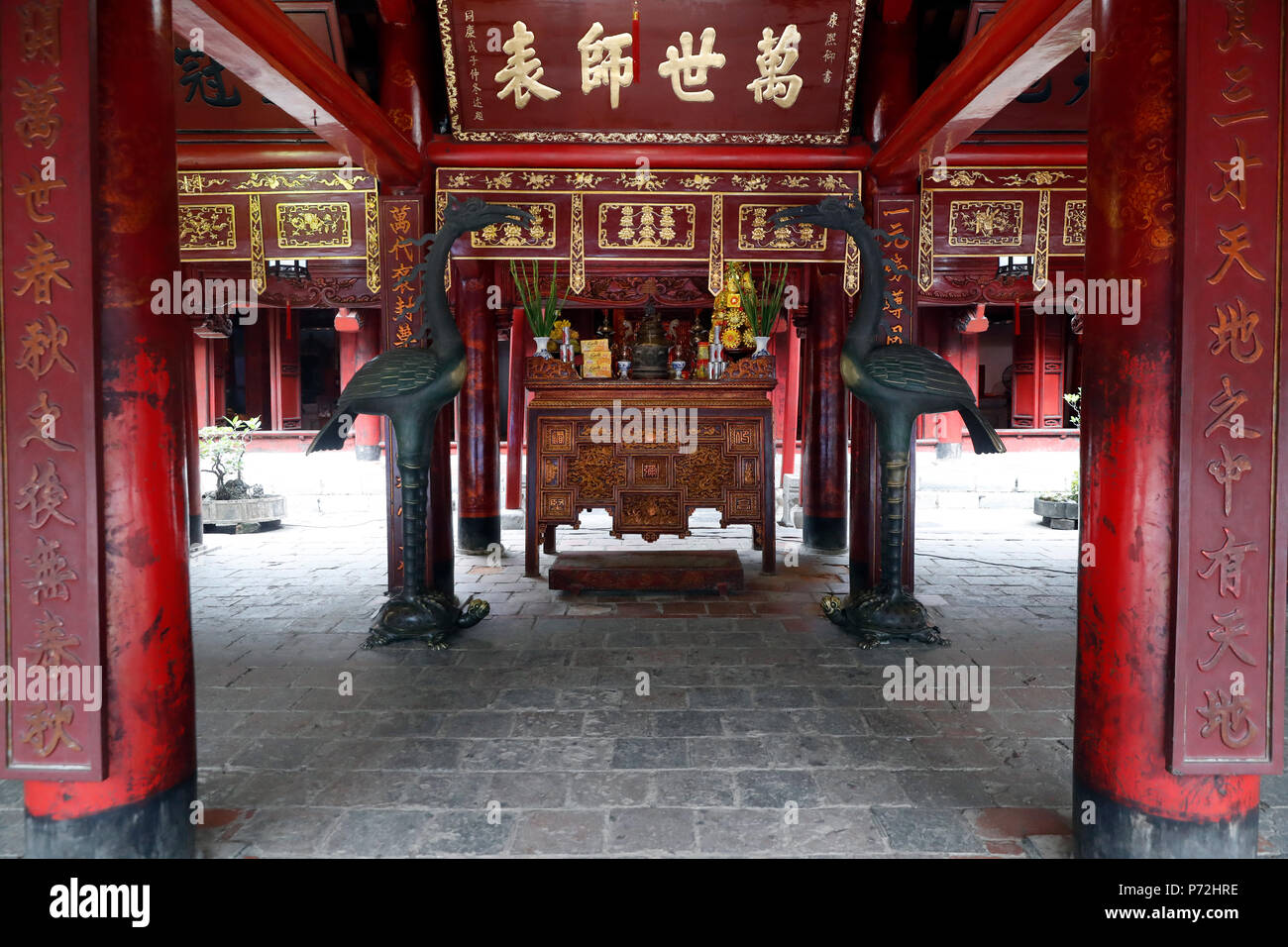 Il Tempio della Letteratura, un tempio confuciano precedentemente un centro di apprendimento ad Hanoi, Vietnam, Indocina, Asia sud-orientale, Asia Foto Stock