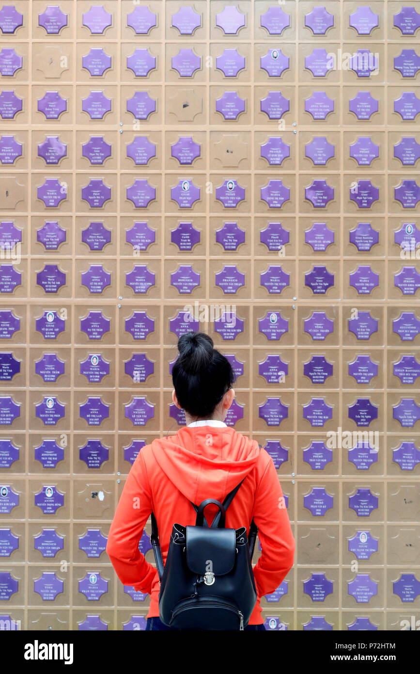 Memorial Wall con i nomi dei morti, Chiesa del Sacro Cuore di Gesù (Nha Tho Tan Dinh), la città di Ho Chi Minh, Vietnam, Indocina, Asia Foto Stock