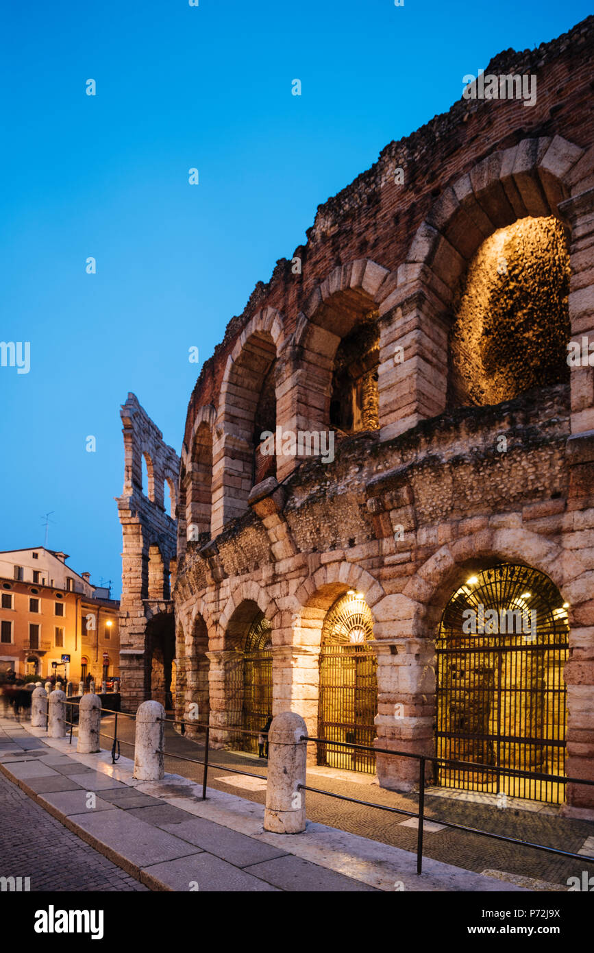 Da Piazza Bra e l'Arena romana di notte, Verona, Veneto, Italia, Europa Foto Stock