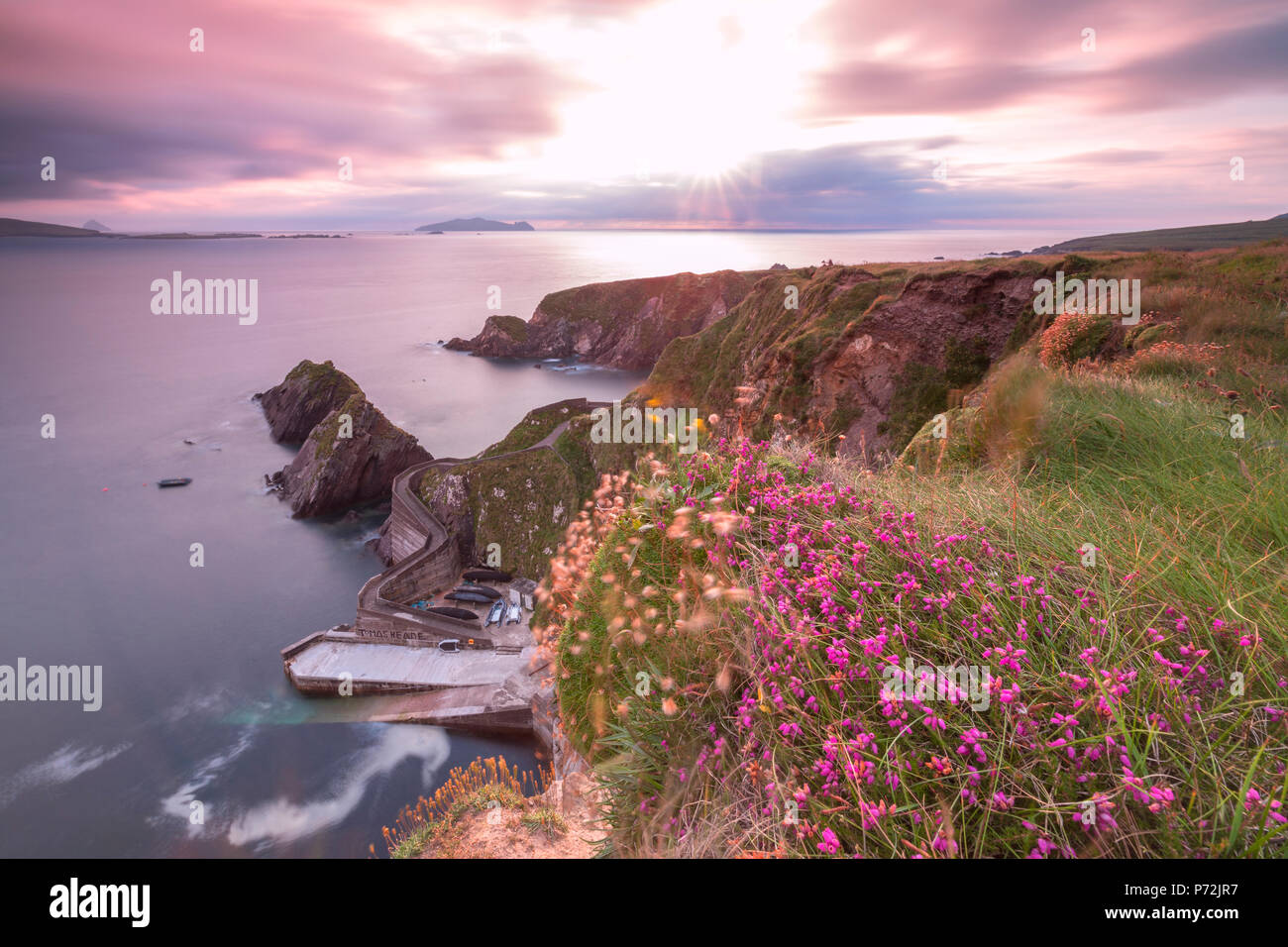 Tramonto sul molo di Dunquin (Dun Chaoin), la penisola di Dingle, nella contea di Kerry, provincia di Munster, Repubblica di Irlanda, Europa Foto Stock