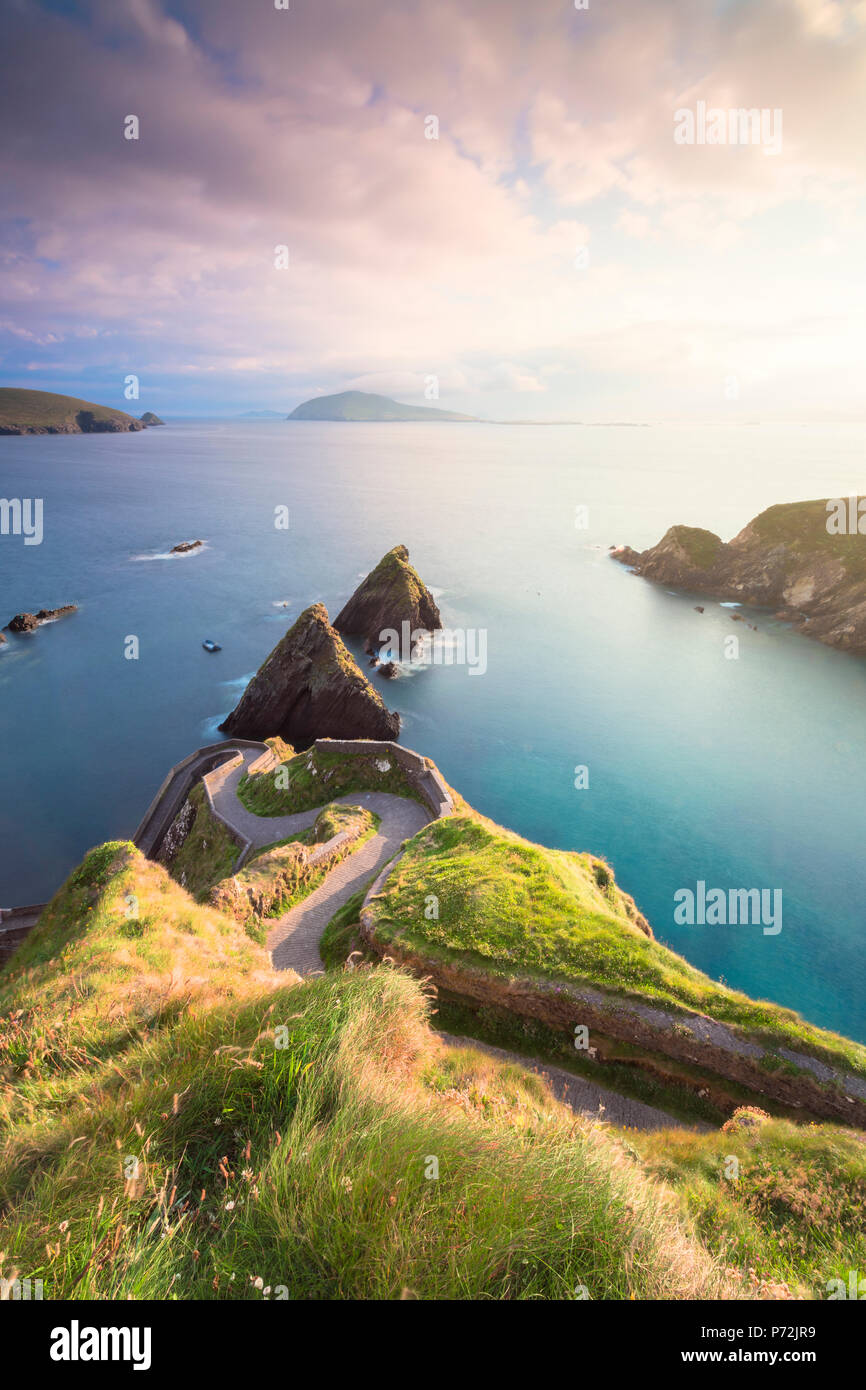 Tramonto sul molo di Dunquin (Dun Chaoin), la penisola di Dingle, nella contea di Kerry, provincia di Munster, Repubblica di Irlanda, Europa Foto Stock