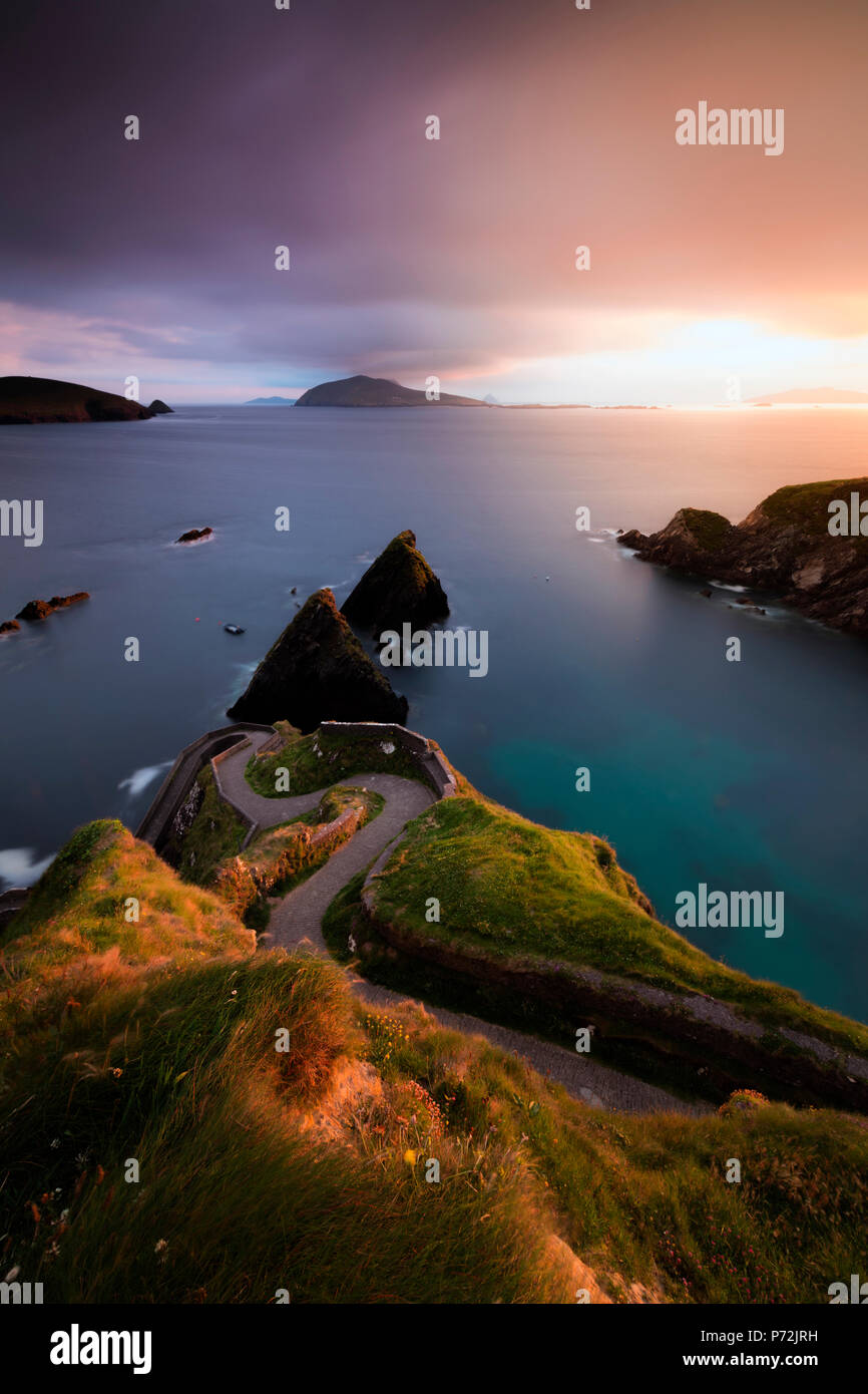Tramonto sul molo di Dunquin (Dun Chaoin), la penisola di Dingle, nella contea di Kerry, provincia di Munster, Repubblica di Irlanda, Europa Foto Stock