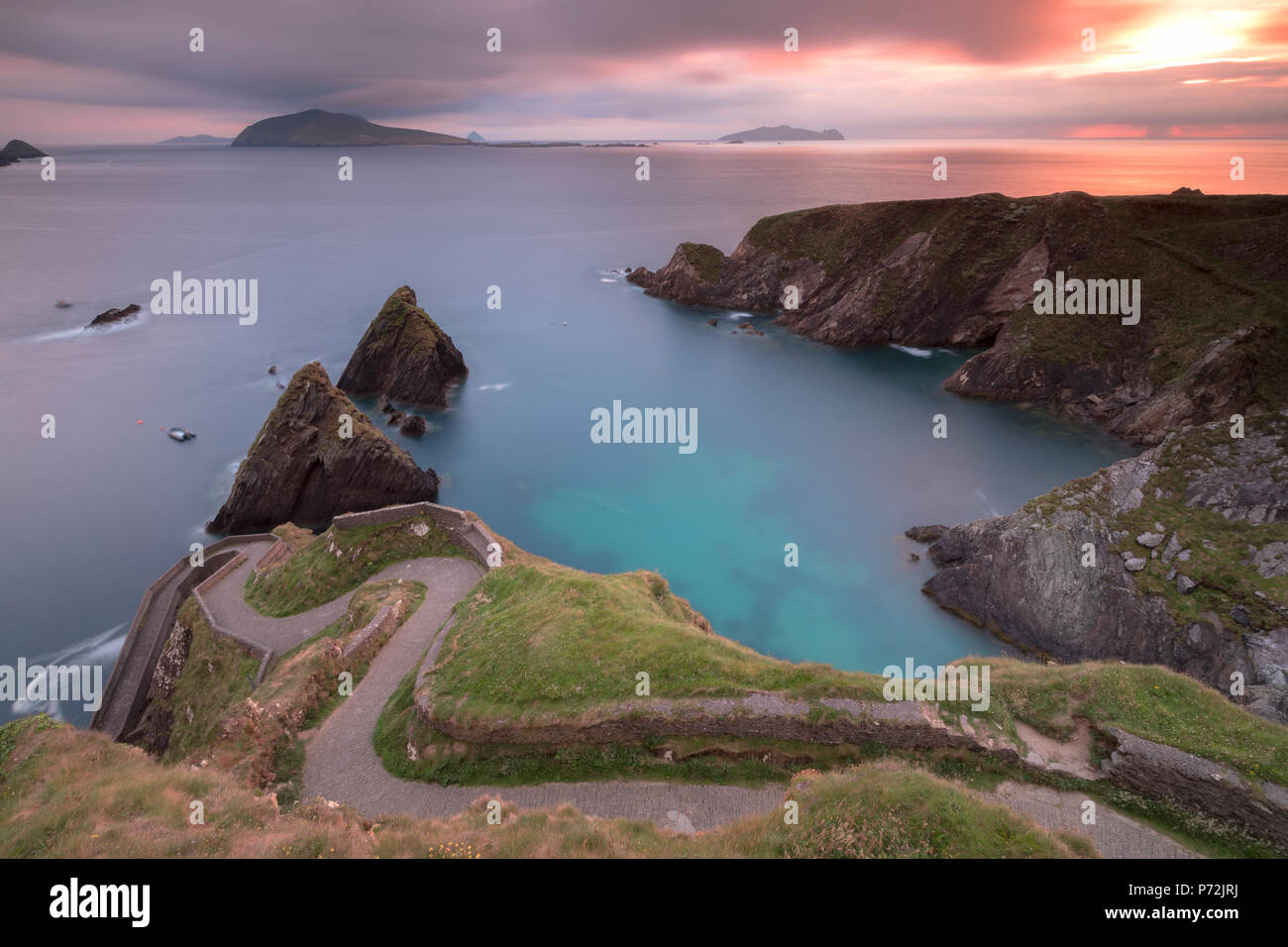 Tramonto sul molo di Dunquin (Dun Chaoin), la penisola di Dingle, nella contea di Kerry, provincia di Munster, Repubblica di Irlanda, Europa Foto Stock