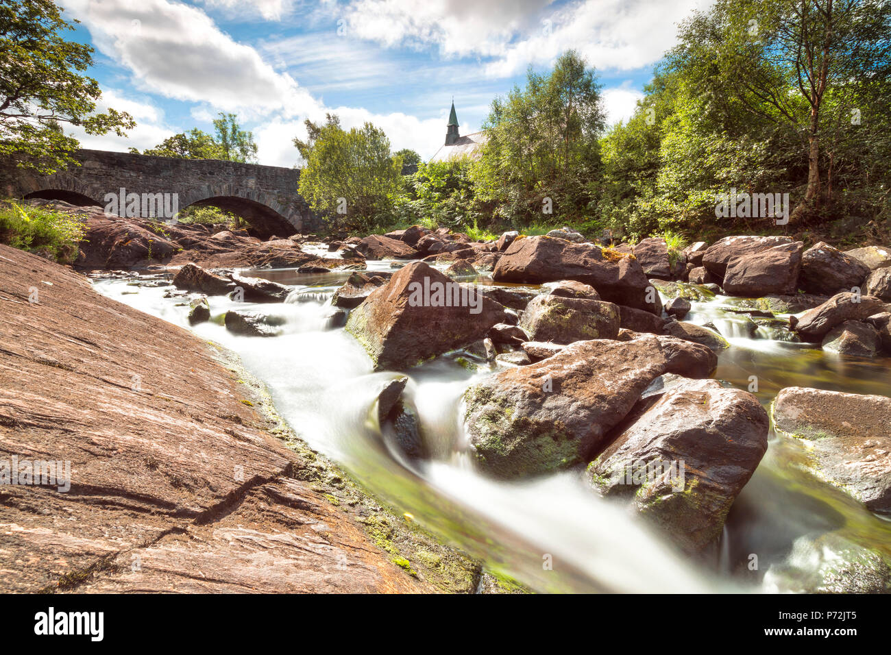 Acqua di fiume, Derrycunnihy Chiesa, Parco Nazionale di Killarney, nella contea di Kerry, Munster, Repubblica di Irlanda, Europa Foto Stock