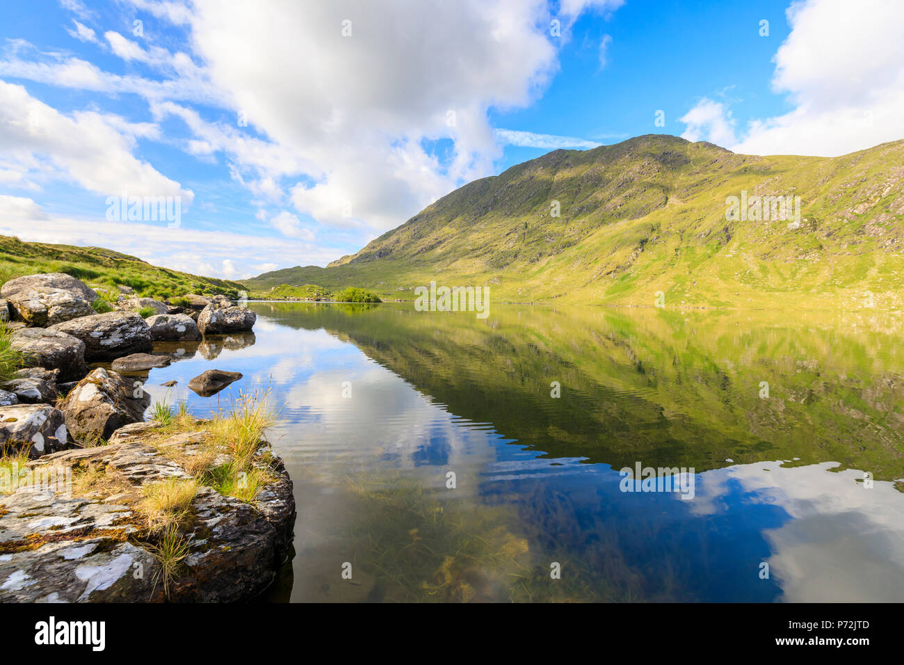 Montagne riflessa nell'acqua, parco nazionale di Killarney, nella contea di Kerry, Munster, Repubblica di Irlanda, Europa Foto Stock