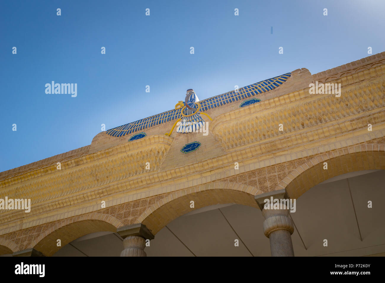 Yazd, Iran - Giugno 2018: Faravahar mosaico simbolo sul fuoco zoroastriano tempio Atash Behram nella vecchia città di Yazd, Iran. Foto Stock
