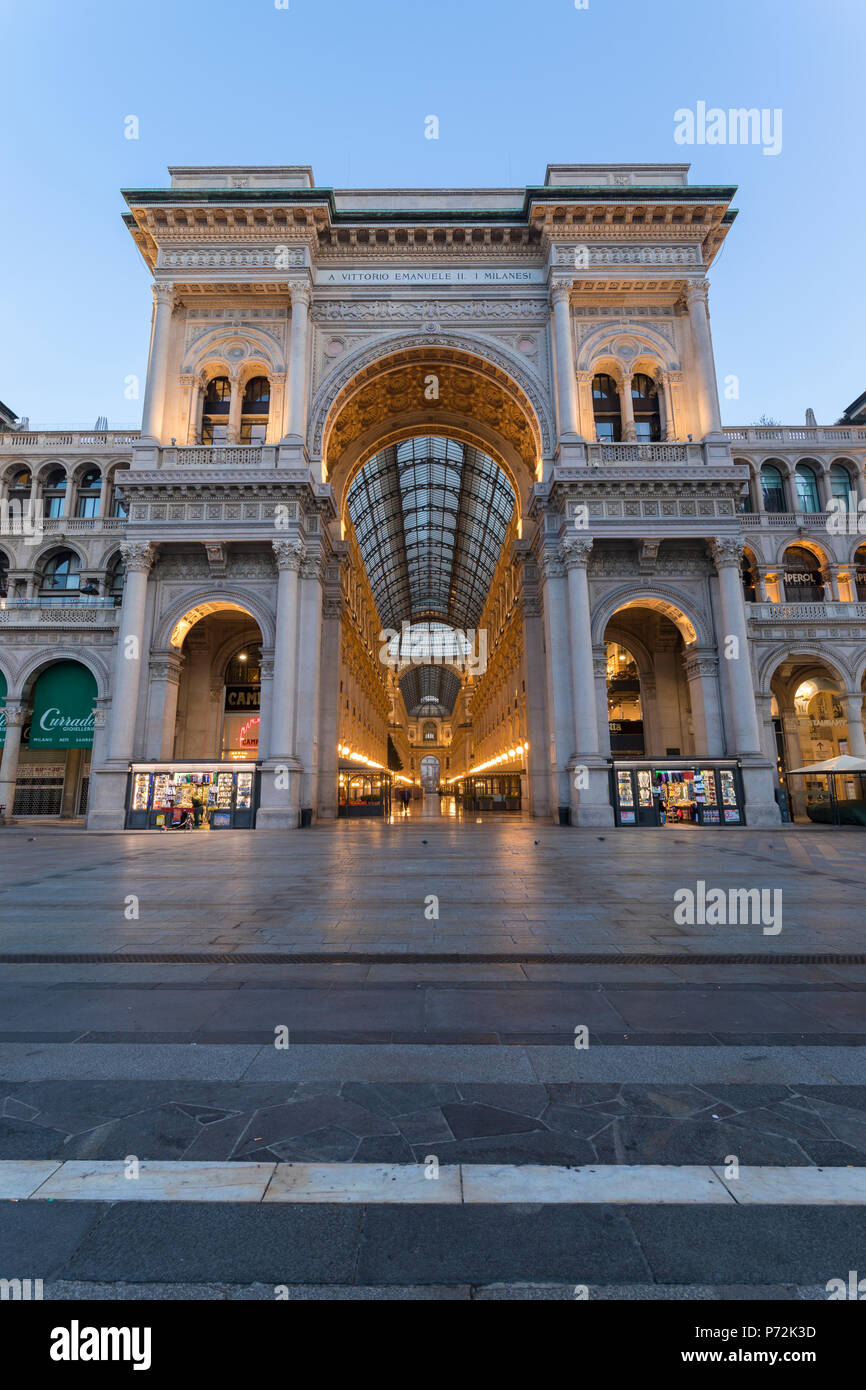 Vista frontale della Galleria Vittorio Emanuele II, Milano, Lombardia, Italia, Europa Foto Stock