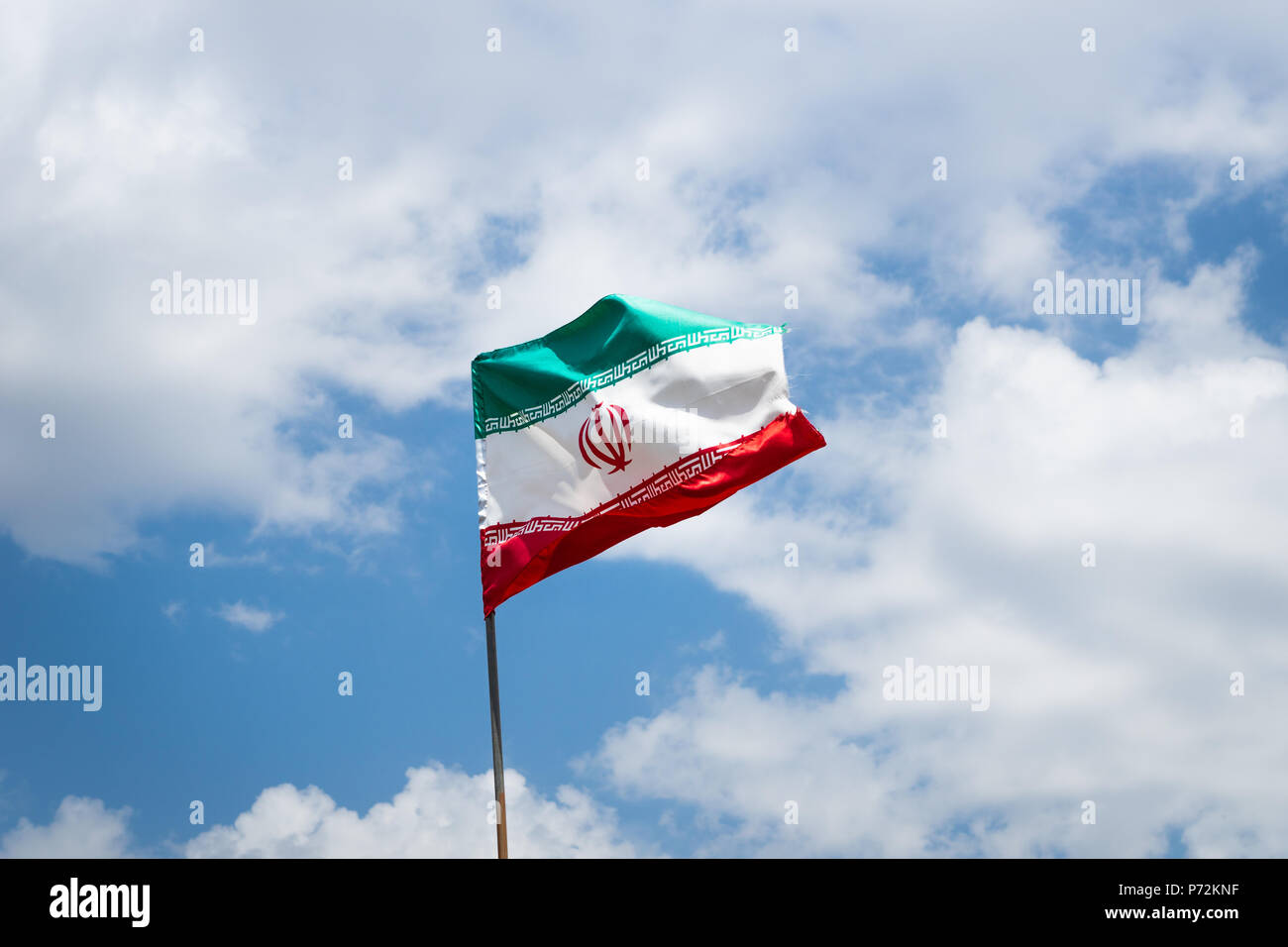 Bandiere iraniana, bandiere della Repubblica Islamica di Iran, agitando contro il cielo blu Foto Stock