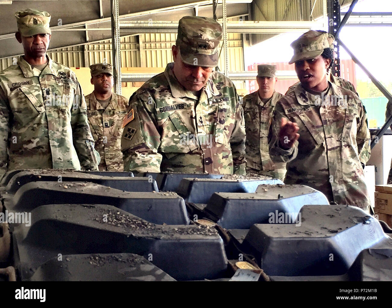 Chief Warrant Officer 2 Kyona Hendricks (a destra), la fornitura di attività di supporto funzionario responsabile, 64a Brigata Battaglione di supporto, 3° Brigata corazzate contro la squadra, 4a divisione di fanteria, spiega come la SSA è in corso di elaborazione un serbatoio via per la consegna come il Mag. Gen. Ryan F. Gonsalves (centro), comandante generale, quarto Inf. Div. e Fort Carson e la divisione del comando Sgt. Il Mag. Michael A. Crosby (sinistra) condurre una visita in loco del quartier generale di brigata a Grafenwoehr Area Formazione, Germania, 11 maggio 2017. Gonsalves consegnato anche gli Stati Uniti Forze armate di alimentazione comando Excellence Award SSA categoria secondo posto tro Foto Stock