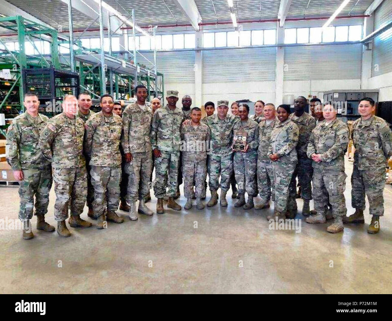 I soldati della 64a Brigata Battaglione di supporto per la fornitura di attività di supporto per la terza brigata corazzate contro la squadra, 4a divisione di fanteria, posano con il Mag. Gen. Ryan F. Gonsalves (centro destra, indossando patrol cap), comandante generale, quarto Inf. Div. e Fort Carson e la divisione del comando Sgt. Il Mag. Michael A. Crosby (al centro a sinistra, indossando il cappuccio patrol) dopo il comando team ha consegnato il U.S. Forze armate di alimentazione comando Excellence Award SSA categoria secondo posto del trofeo durante una visita in loco del quartier generale di brigata a Grafenwoehr Area Formazione, Germania, 11 maggio 2017. Le lezioni apprese durante la compe Foto Stock