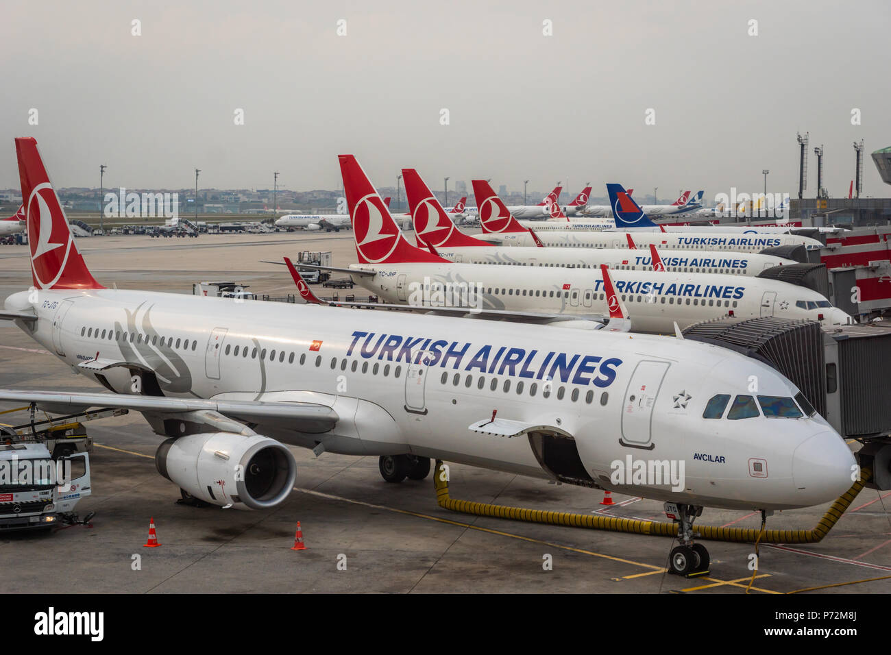 Istanbul, Turchia - Giugno 2018: Turkish Airlines aereo sulla pista di Istanbul Atatürk Aeroporto. La Turkish Airlines è la compagnia aerea nazionale airli Foto Stock