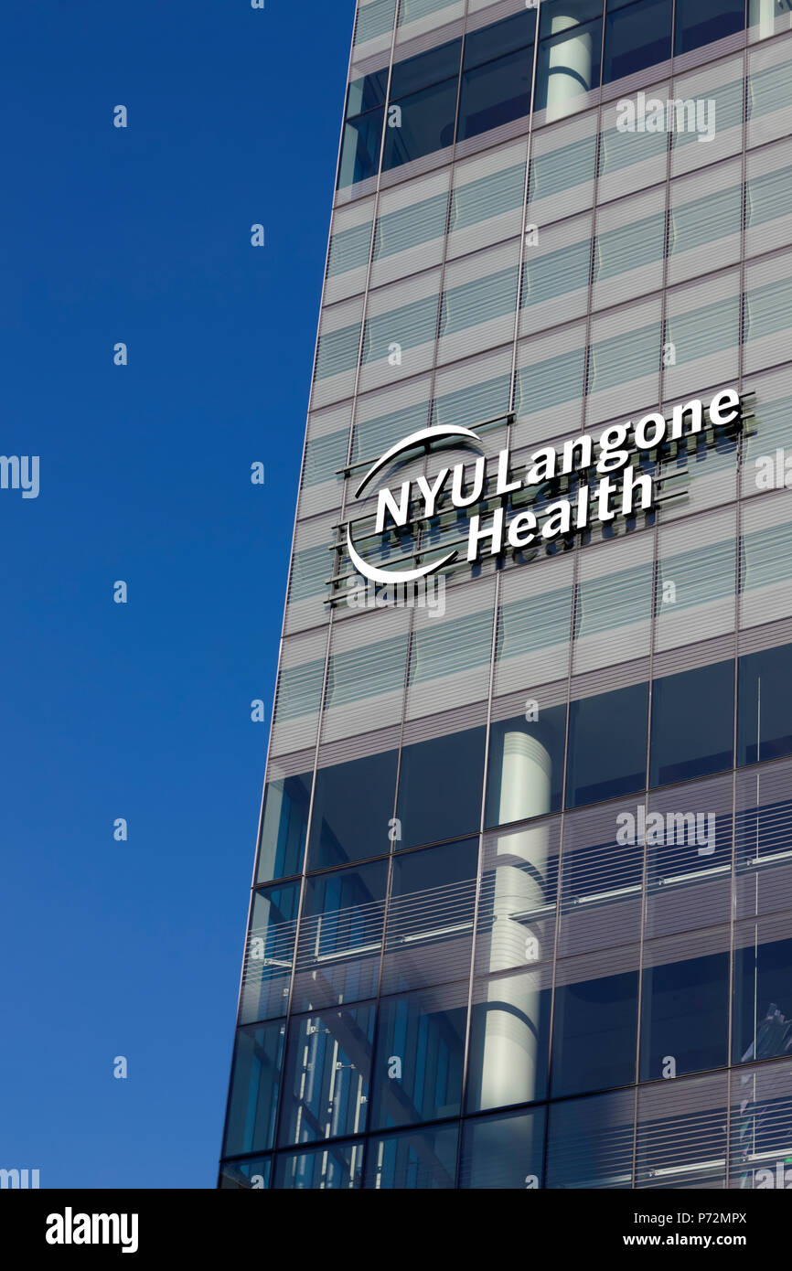 La NYU Langone Salute/Ospedale Logo sul recentemente costruita Helen e Martin Kimmel Pavilion ospedale a 424 est 34 Street a New York City. Foto Stock