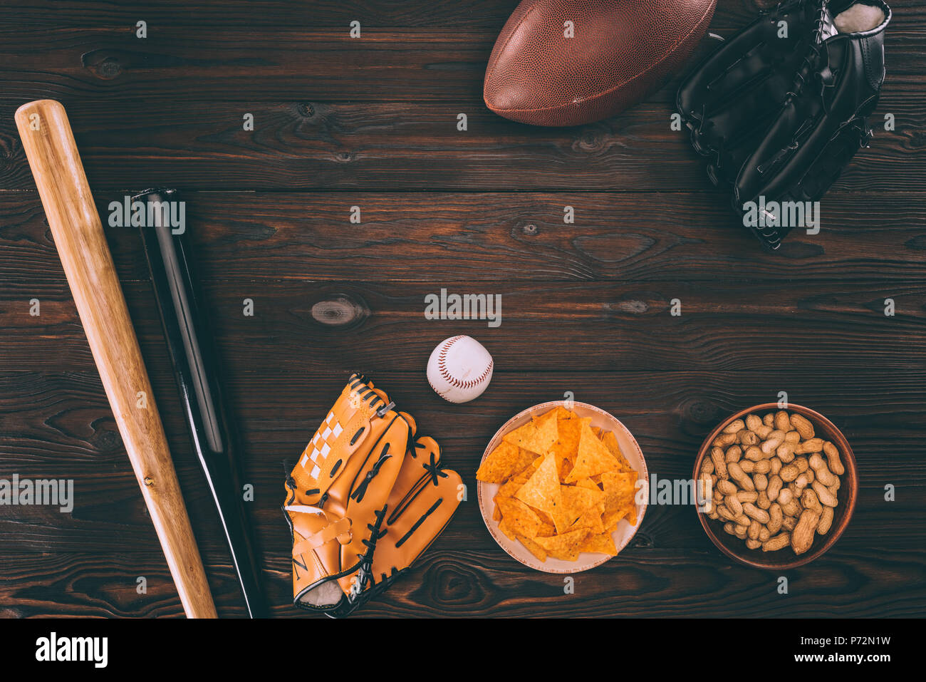 Vista dall'alto di vari snack e attrezzature sportive sul tavolo di legno Foto Stock