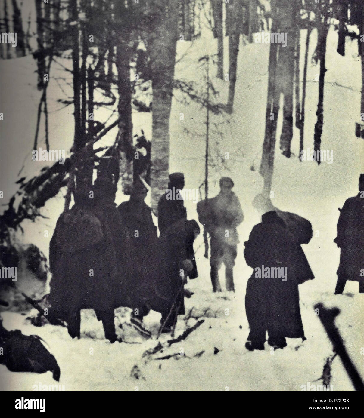 8 Borci 14. divizije čakajo poročilo obveščevalne patrole o sovražnikovem premiku Foto Stock