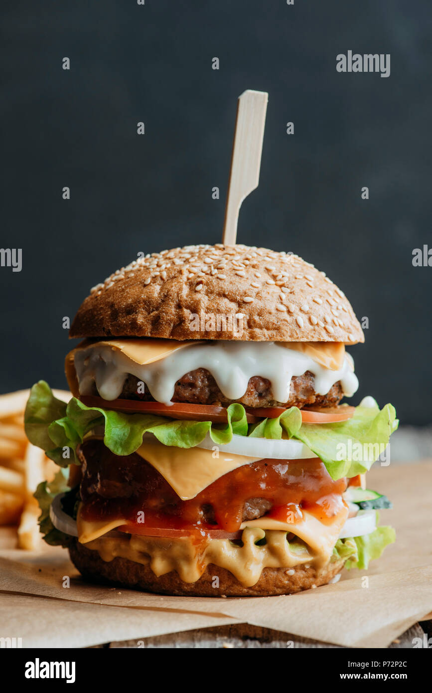 Grande tradizionale casalinga americana cheeseburger sulla carta da forno Foto Stock