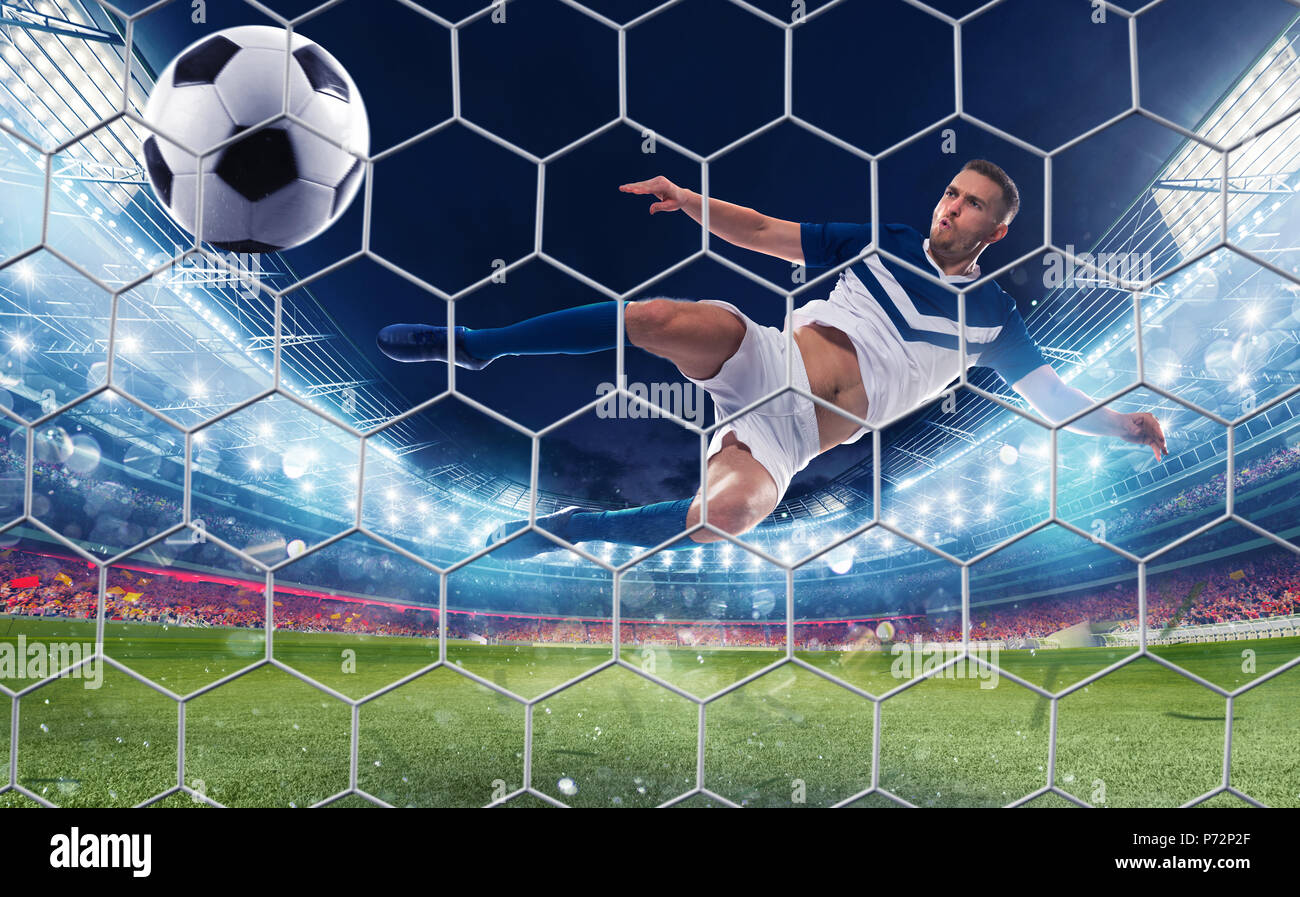 Soccer scontrino colpisce la palla con un calcio di salto Foto Stock