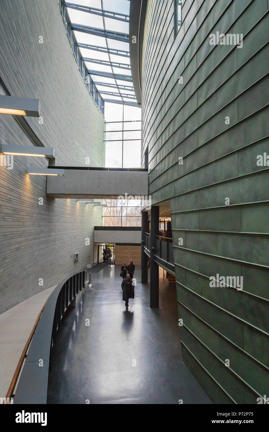 Tallinn, Estonia - Aprile 2018: KUMU museo di arte moderna a Tallinn in Estonia. KUMU è un museo di arte contemporanea situato nel quartiere di Kadriorg a Tallinn, Foto Stock