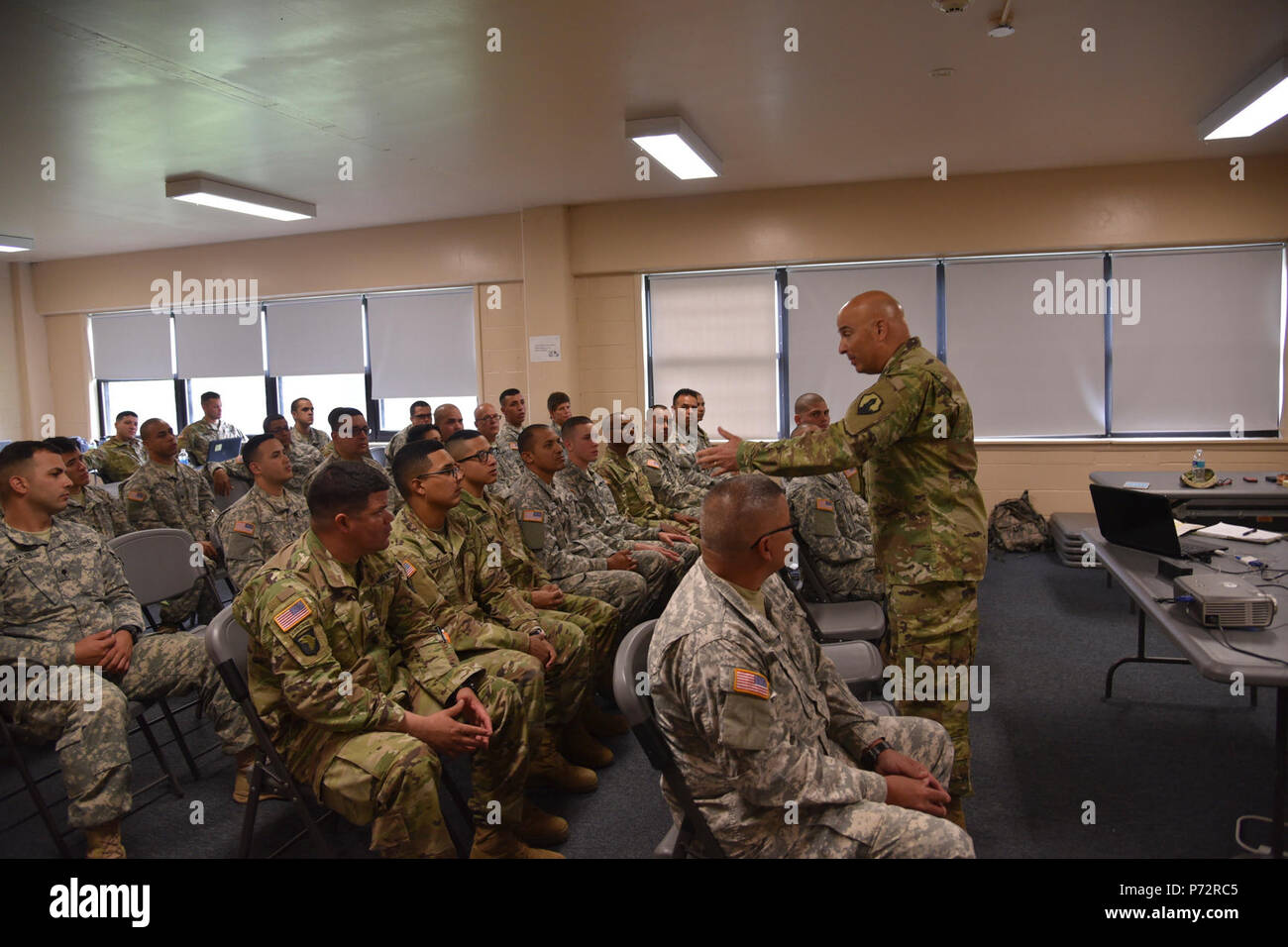 Stati Uniti Esercito di soldati di riserva assegnate per la 246Quartermaster Company (affari mortuaria) sono in mezzo a loro pre-formazione di mobilitazione e ha ricevuto una visita da entrambe la prima missione di comando supporto comandante generale e il comando sergente maggiore può 11-13. Foto Stock