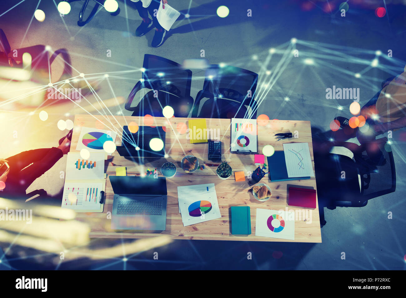 Team di uomini di affari di lavorare insieme in ufficio. Concetto di partnership e il lavoro di squadra Foto Stock