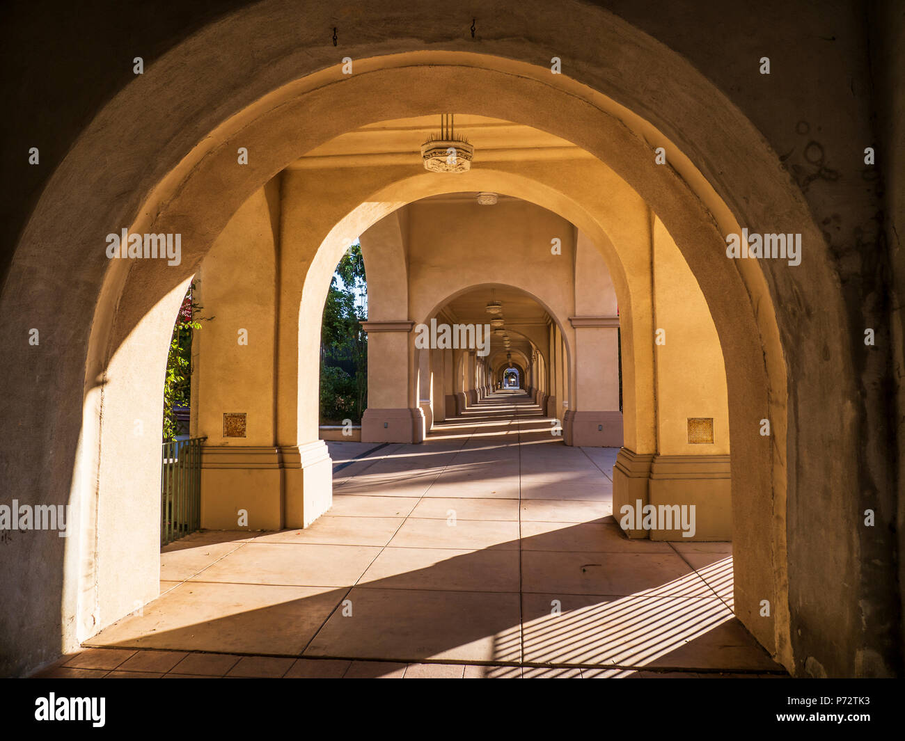 Arco lungo El Prado, il Parco Balboa, San Diego, California. Foto Stock