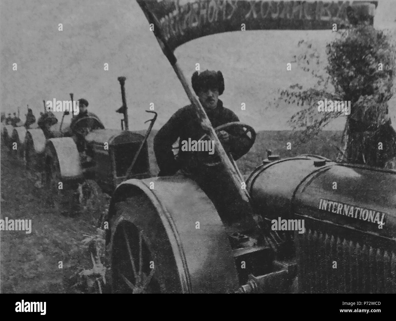 Inglese: la scelta dei sovietici progettisti industriali era McCormick-Deering 15-30 (International Harvester), prodotta localmente come KhTZ 15-30 in Kharkiv e STZ 15-30 a Stalingrado. Il trasferimento di tecnologia, nei moduli dei titoli di importazione e di produzioni locali di trattori, è stata backbone tecnologico della collettivizzazione e industrializzazione programmi durante i primi cinque anni di piani. Secondo Antony C. Sutton "…in agricoltura il trasferimento della tecnologia occidentale non era in particolare successo. L'ostilità del contadino, la collettivizzazione dell'agricoltura, dell'indebito attaccamento all'immaginario econom massiccia Foto Stock