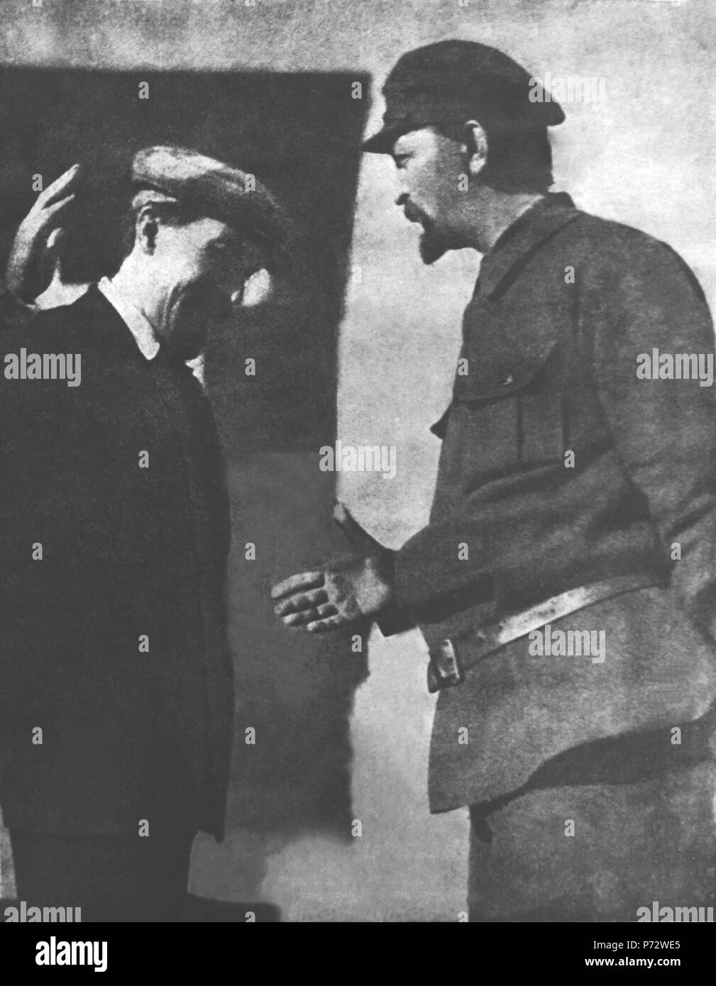 Inglese: Alexei Rykov, Presidente del Consiglio delle persone di Commissars (Primo Ministro) saluta Dzerzhinsky Felix, direttore della OGPU. Contesto: fin dai primi giorni di URSS, la sicurezza dello Stato (agenzia per la prima volta chiamati Cheka, quindi GPU/OGPU) è diventato il fattore importante nel condurre le politiche di governo specificamente diretta ad estinguere la resistenza della classe nemici/nemici del popolo. Iniziato come un'agenzia di lavoro temporaneo, GPU (in seguito chiamato NKVD E KGB) divenne mostruoso organizzazione che gestisce la rete di campi di lavoro (di gulag), conducendo azioni penali di intere etnie e gruppi sociali e la massa r Foto Stock