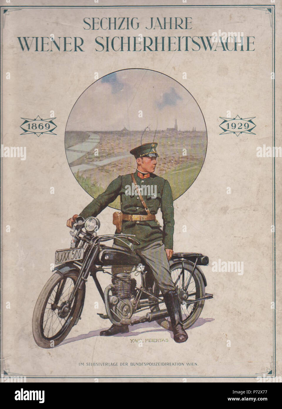 Inglese: coperchio del giubileo prenota 60 anni di Vienna la guardia di sicurezza, pubblicato nel 1929, che mostra un dipinto di un poliziotto su un motociclo di fronte a un panorama di Vienna Deutsch: Titelseite der manifesto Sechzig Jahre Wiener Sicherheitswache, publiziert 1929, mit einer gemalten Darstellung eines Polizisten auf dem Motorrad vor einem Panorama Wiens . 1929 2 60 Jahre Wiener Sicherheitswache Manifesto 1929 Foto Stock