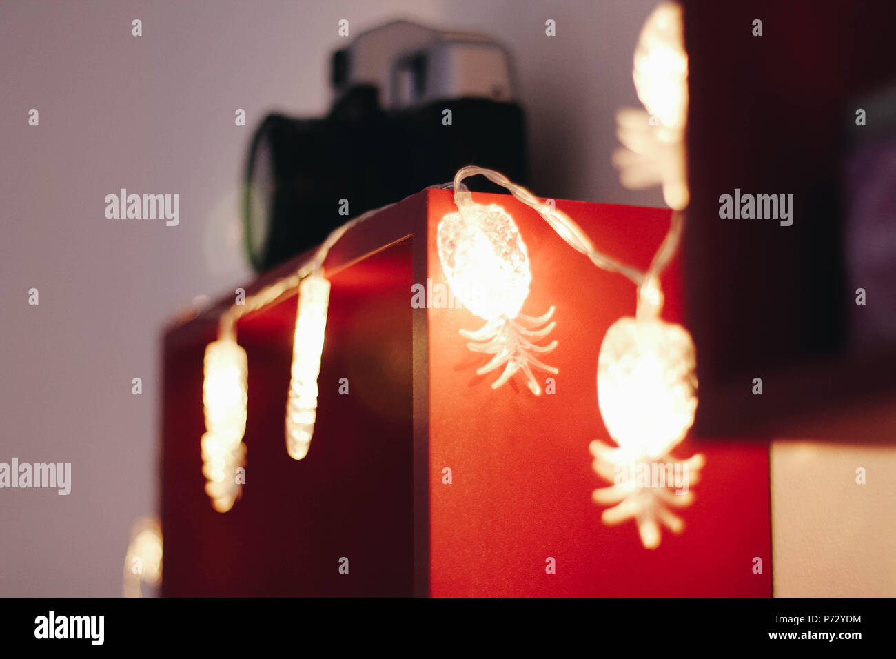 Close-up di decoratio in camera da letto (stringa luci) Foto Stock