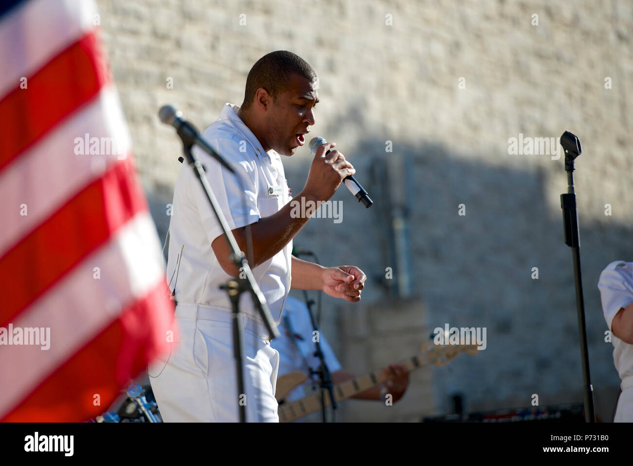 ROUND Rock, Texas (15 maggio 2014) musicista prima classe (AW) Cory Parker, da Richmond, Virginia, suona presso il Prete Main Street Plaza con gli Stati Uniti La banda della marina di incrociatori di Round Rock, in Texas. Gli Stati Uniti La banda della marina militare, con sede a Washington, è attualmente su un 12-tour di un giorno di Texas. Foto Stock