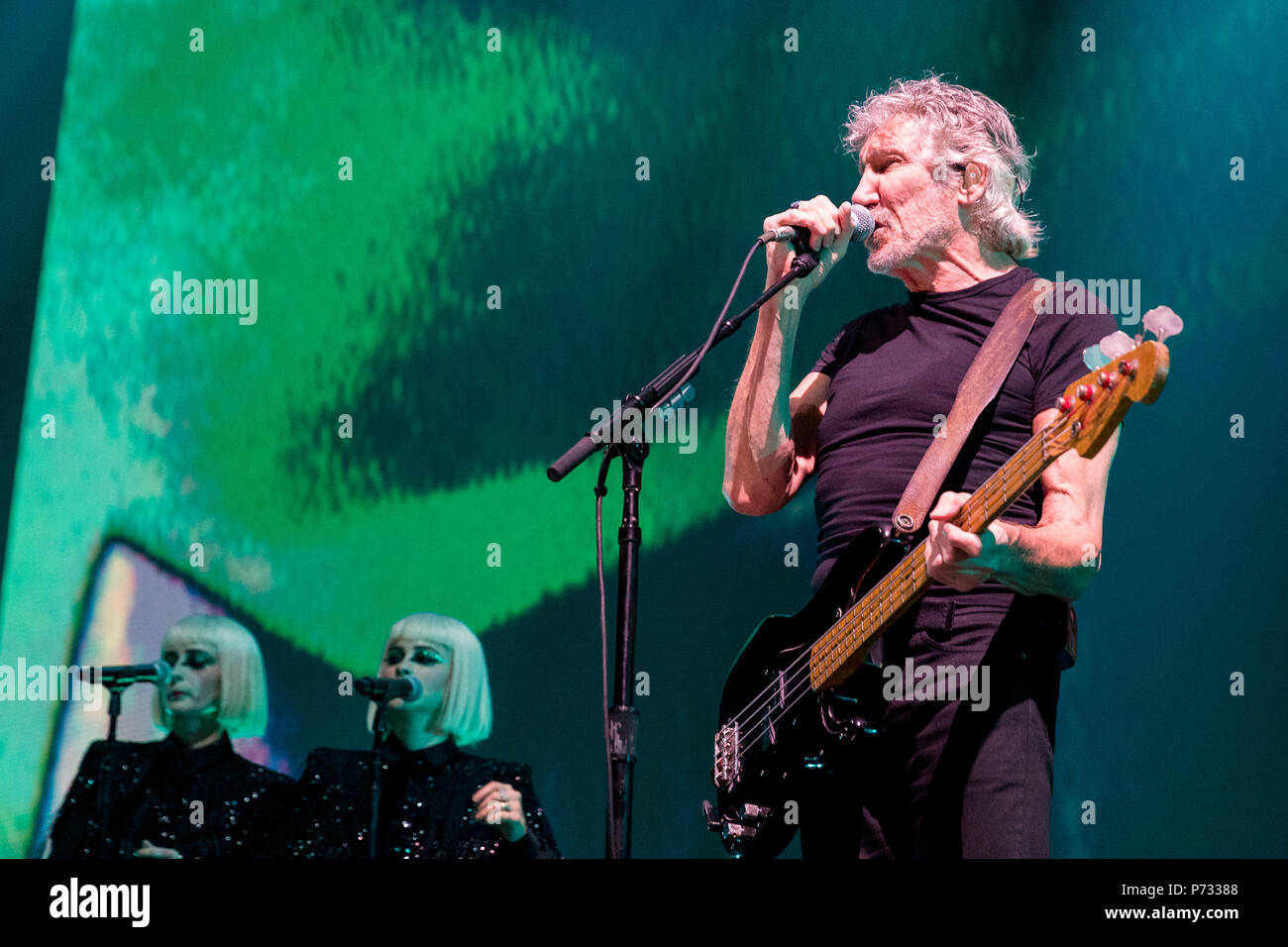 Roger Waters (Pink Floyd) suona dal vivo sul palco durante il suo noi li + tour al Manchester Arena di Manchester, Regno Unito, 3 giugno 2018. Foto Stock