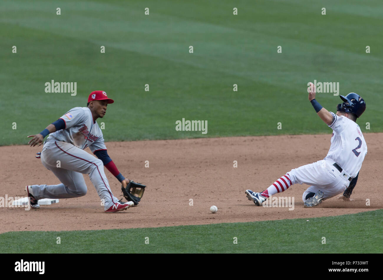 Milwaukee, WI, Stati Uniti d'America. 3 Luglio, 2018. Milwaukee Brewers secondo baseman Nate Orf #2 battiti di gettare per un furto di base durante il Major League Baseball gioco tra il Milwaukee Brewers e del Minnesota Twins a Miller Park di Milwaukee, WI. John Fisher/CSM/Alamy Live News Foto Stock