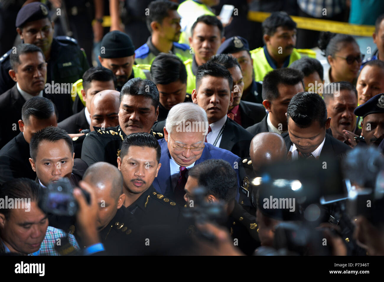 Kuala Lumpur, Malesia. 4 Luglio, 2018. Ex malese il Primo Ministro Najib Razak (C) arriva in un tribunale a Kuala Lumpur, Malesia, dal 4 luglio 2018. La Malaysia ha procuratori addebitato l ex Primo Ministro Najib Razak Mercoledì penale con violazione della fiducia su di appropriazione indebita di fondi. Credito: Chong Voon Chung/Xinhua/Alamy Live News Foto Stock