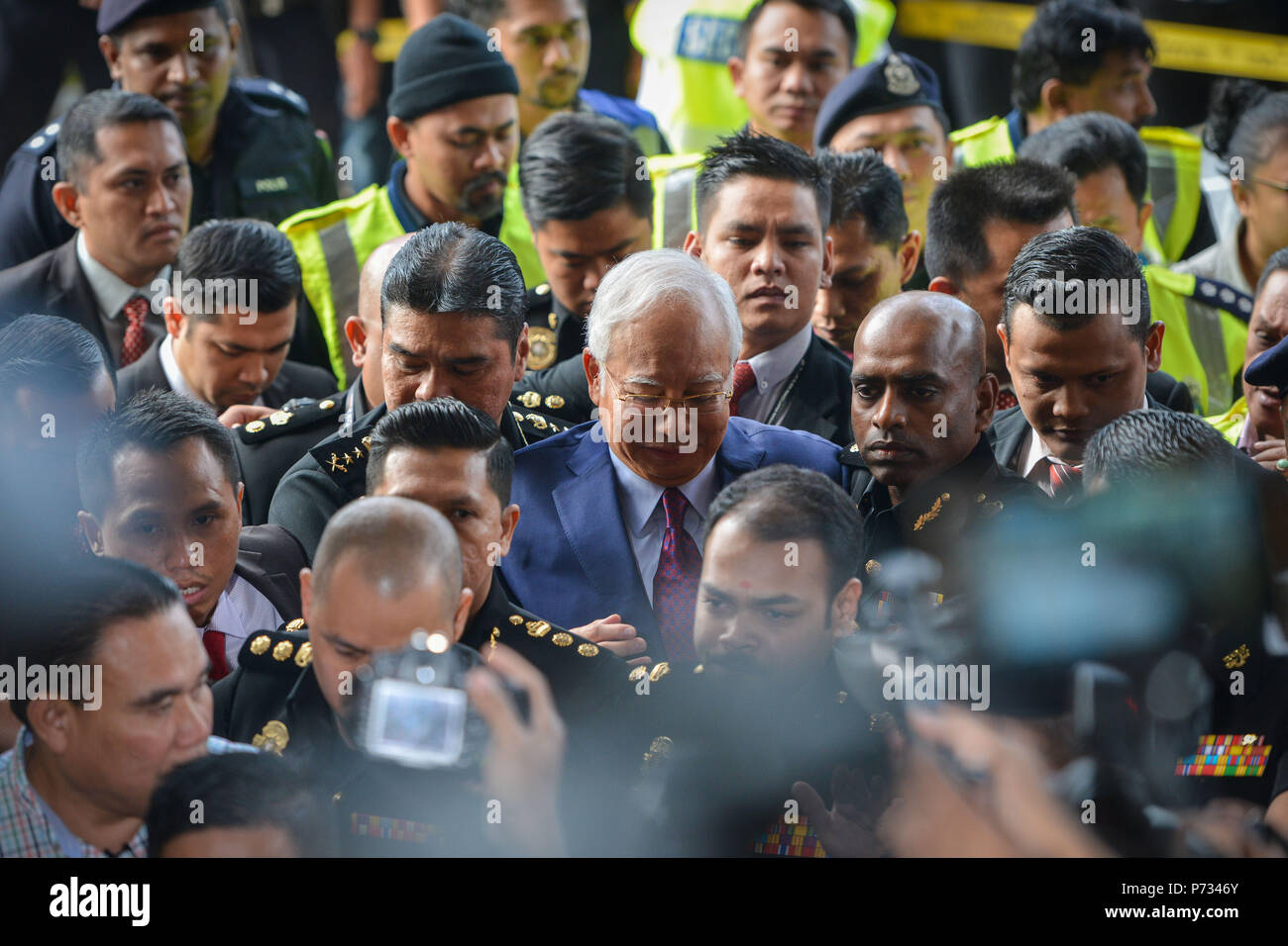 Kuala Lumpur, Malesia. 4 Luglio, 2018. Ex malese il Primo Ministro Najib Razak (C) arriva in un tribunale a Kuala Lumpur, Malesia, dal 4 luglio 2018. La Malaysia ha procuratori addebitato l ex Primo Ministro Najib Razak Mercoledì penale con violazione della fiducia su di appropriazione indebita di fondi. Credito: Chong Voon Chung/Xinhua/Alamy Live News Foto Stock